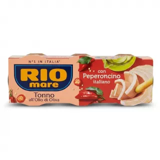 Enhanced Front view of Rio Mare Tuna with Italian Chilli multipack held in hand in a grocery aisle