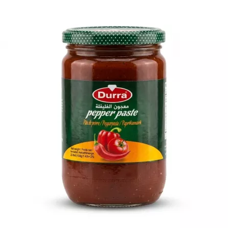 Enhanced Front view of Durra Pepper Paste 650g jar held in hand in a grocery aisle