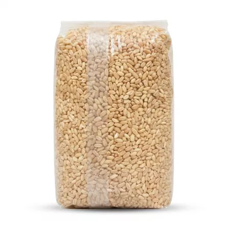 [A centered, professional studio photograph of an 800g clear plastic bag filled with whole wheat grains, presented against a pure white background with soft, even lighting.]