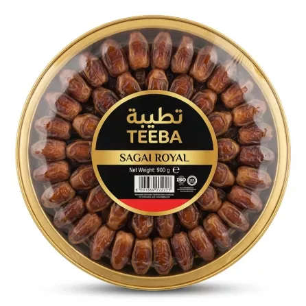 A professional, centered e-commerce photograph of a 900g gold tray of Teeba Sagai Royal dates, isolated on a white background. The tray is densely packed with plump Sagai dates and features a clean black and gold label with precise text.