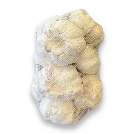 A close-up e-commerce photograph of a 700g mesh bag filled with whole, fresh garlic bulbs on a seamless white background. The bag is centrally framed with professional lighting and soft, symmetrical shadows.