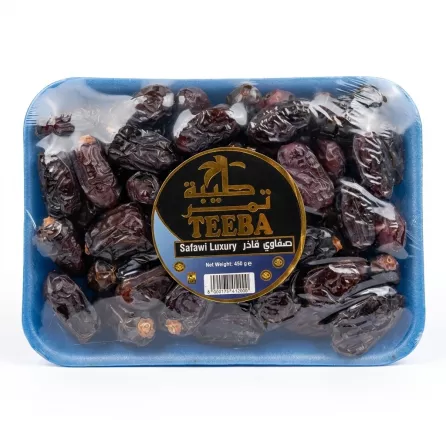 Teeba Safawi Luxury Dates 450g pack held in grocery aisle