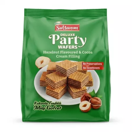 Hand holding Sultanım Deluxe Party Wafers Hazelnut & Cocoa Cream Filling pack in a shop